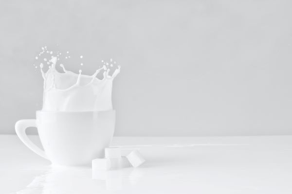 在擠牛奶時一般會對牛的乳房進(jìn)行消殺，殺菌劑中會添加丙二醇起到溶解的作用